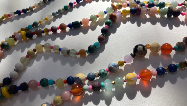 Multicolor stone strands